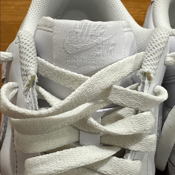Nike Air Force 1 White Leather Shoes Unisex size 9.5 - Picture 3 of 11